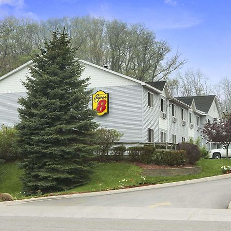 Super 8 By Wyndham Manistee Hotel Exterior foto