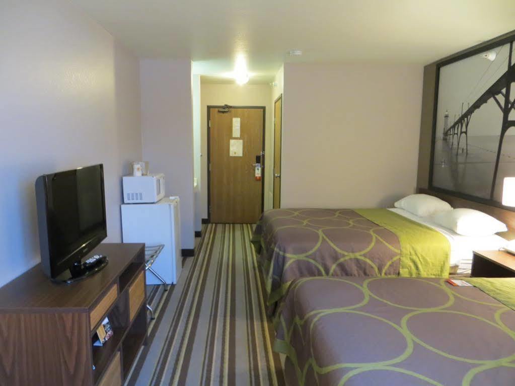 Super 8 By Wyndham Manistee Hotel Exterior foto